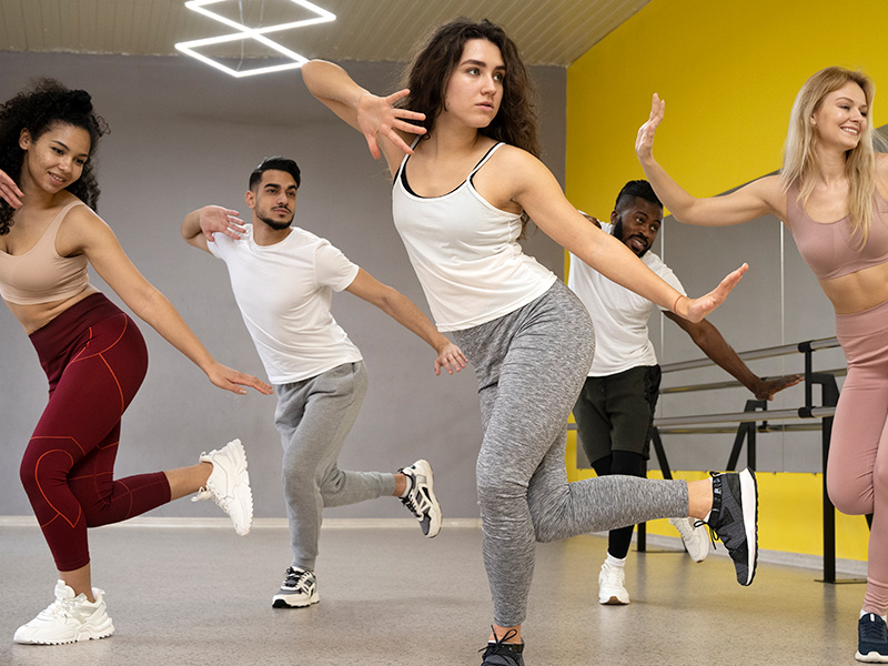 personas-que-toman-parte-de-la-clase-de-terapia-de-baile (1)