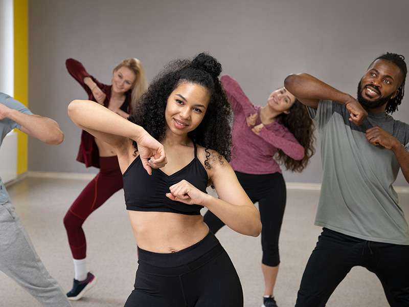 personas-que-toman-parte-de-la-clase-de-terapia-de-baile