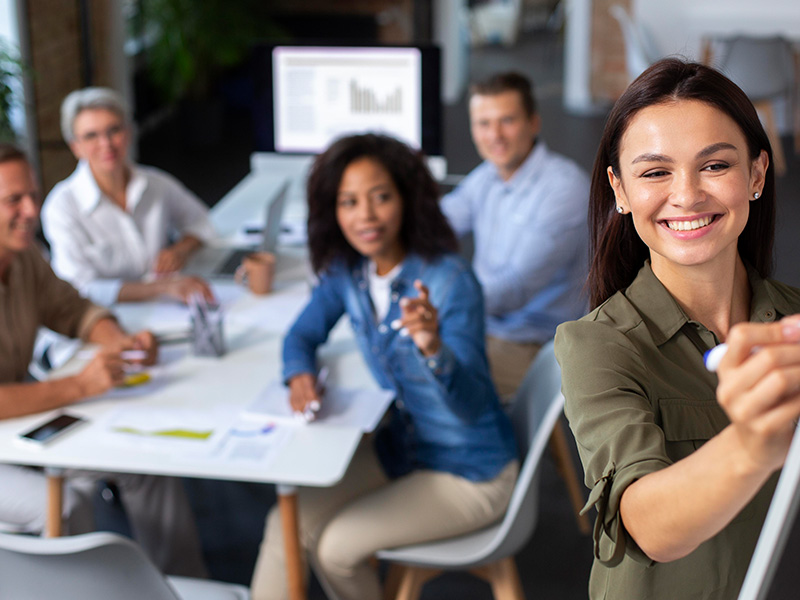 personas-que-utilizan-dispositivos-digitales-durante-una-reunion