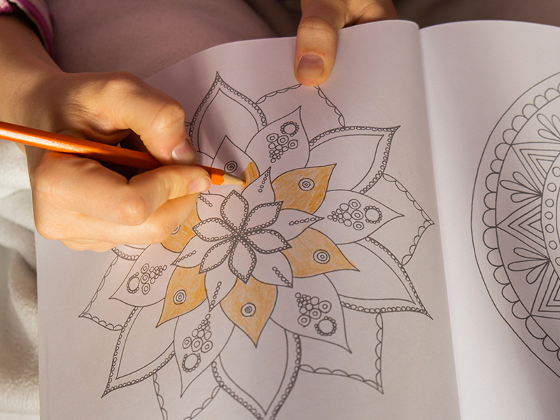 pintura-femenina-de-mandalas-pagina-antiestres-para-combatir-el-estres-relajante-pasatiempo-bienestar-mental-y-arte