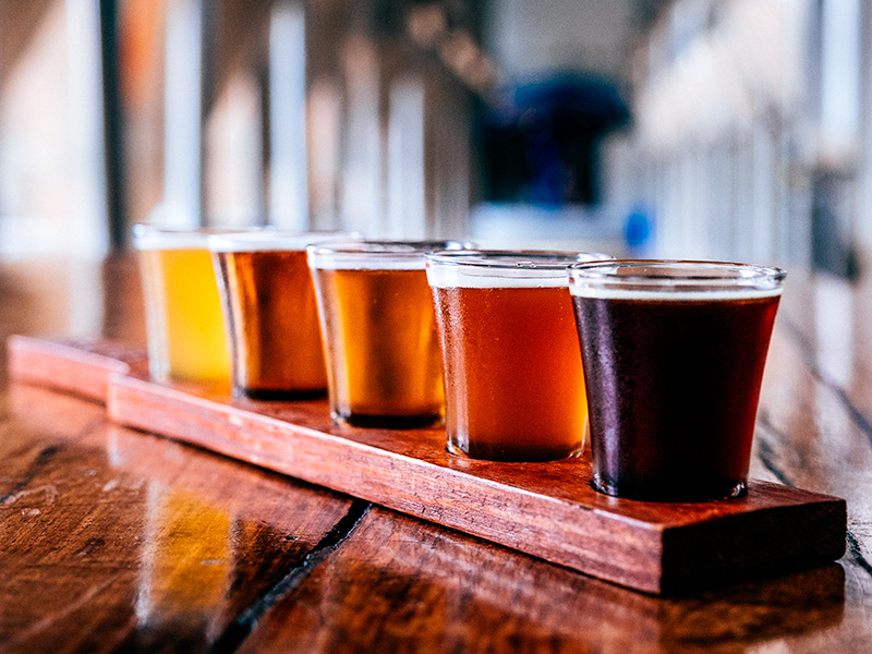 primer-plano-de-tragos-de-bebidas-alcoholicas-en-la-mesa-bajo-la-luz-del-sol-con-un-fondo-borroso