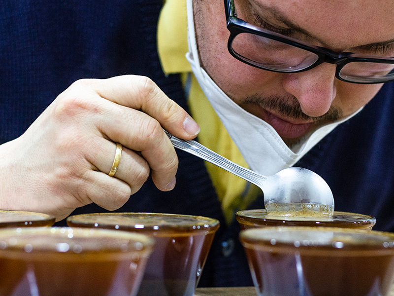 primer-plano-de-un-hombre-sosteniendo-helado-en-la-mesa