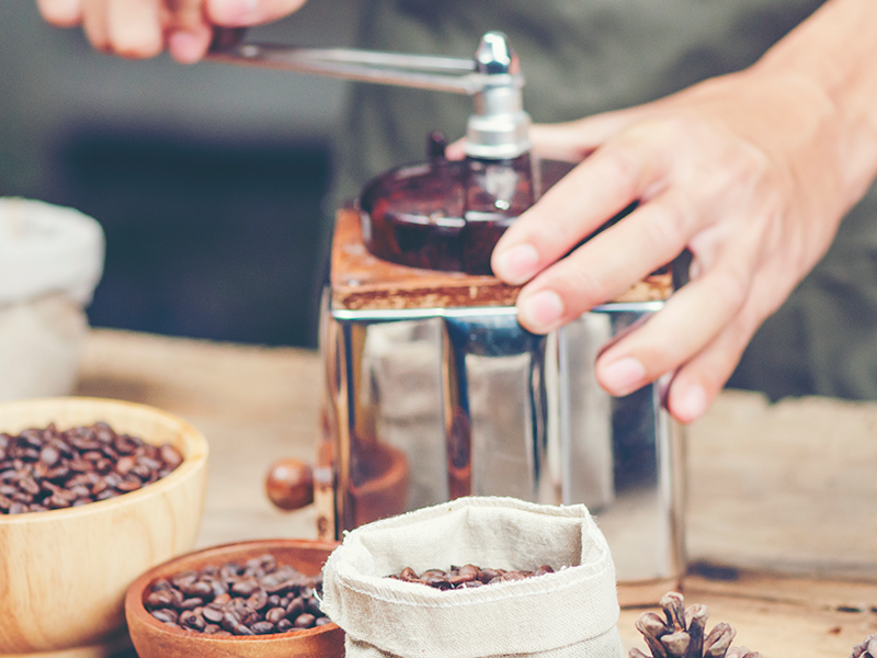 seccion-media-de-una-persona-preparando-comida-en-la-cocina