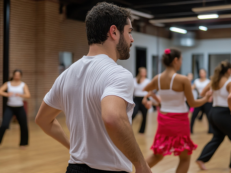 taller-de-danza-cultural-los-participantes-aprenden-danzas-tradicionales-hispanas-en-un-estudio-con-un-enfoque
