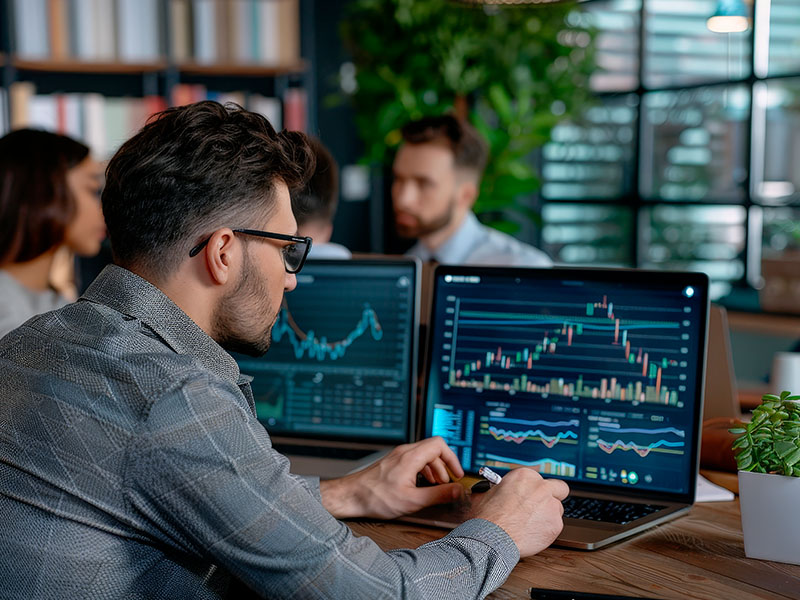 un-hombre-esta-trabajando-en-una-computadora-con-un-grafico-que-muestra-la-hora-de-10-30