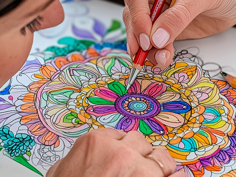 una-persona-practicando-la-atencion-plena-mientras-colorea-un-mandala