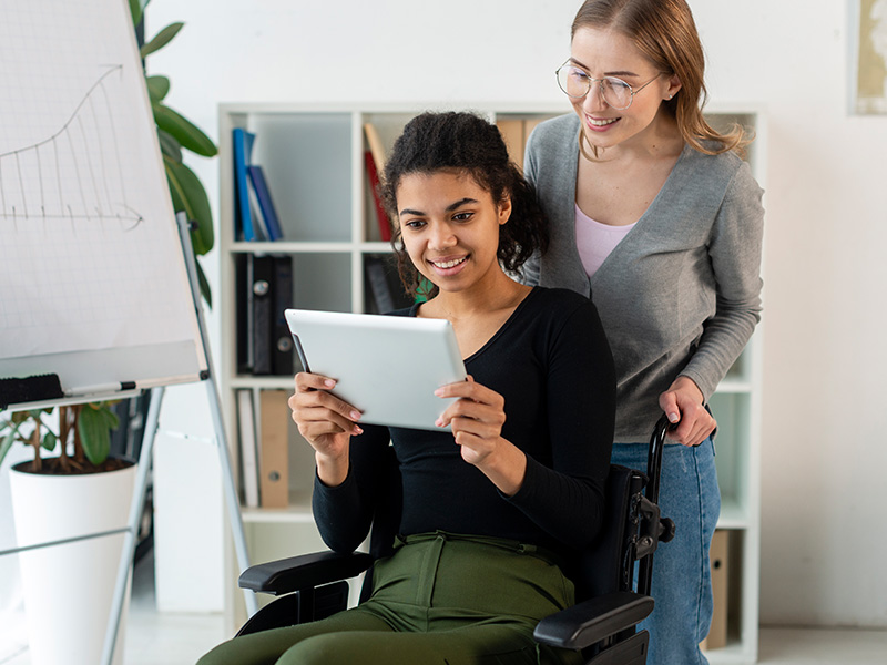 vista-frontal-de-mujeres-adultas-navegando-en-una-tableta
