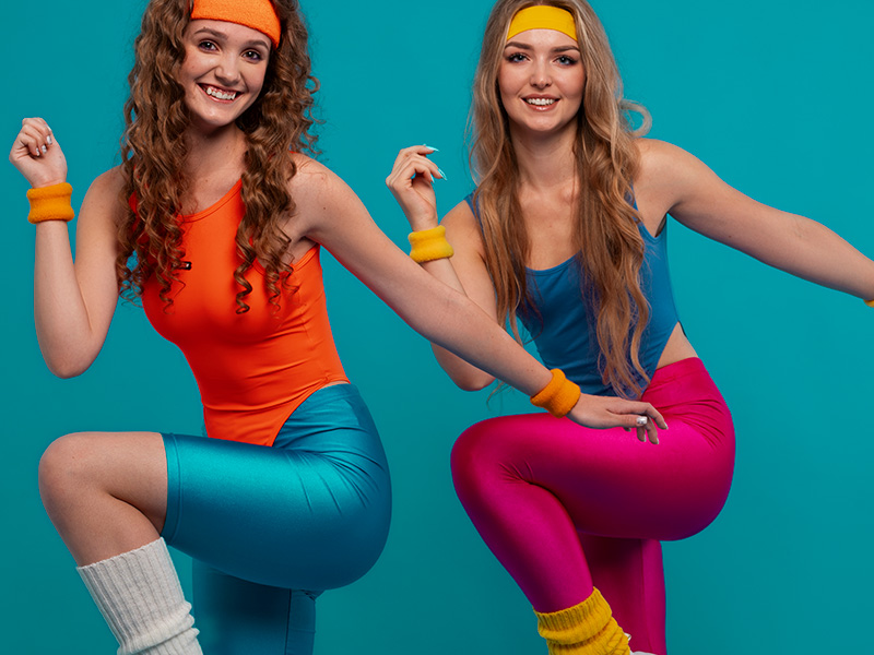 vista-frontal-de-mujeres-entrenando-con-ropa-de-los-anos-80