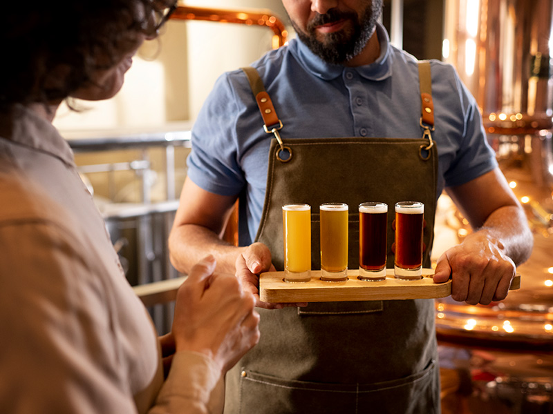 vista-lateral-de-personas-que-trabajan-en-la-fabrica-de-cerveza
