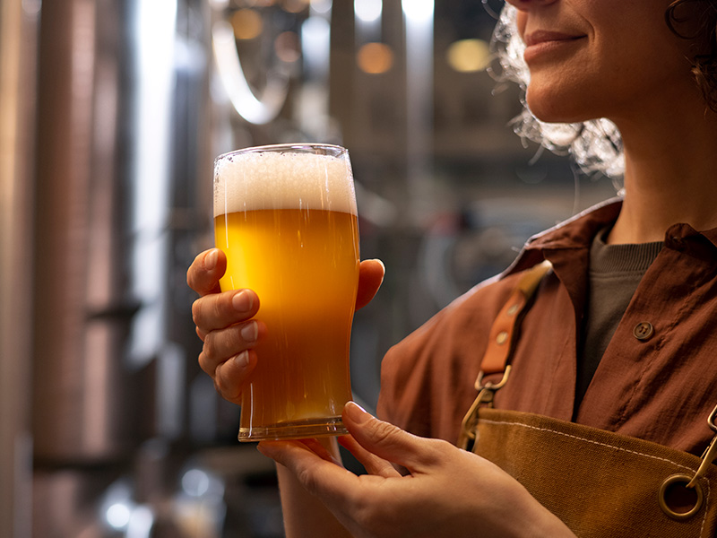 vista-lateral-mujer-trabajando-en-fabrica-de-cerveza